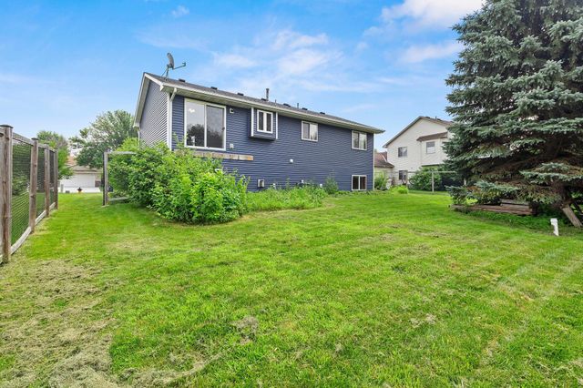 1528 Homestead Street, Shakopee, MN 55379