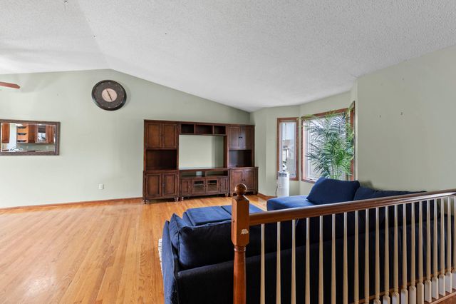 1528 Homestead Street, Shakopee, MN 55379