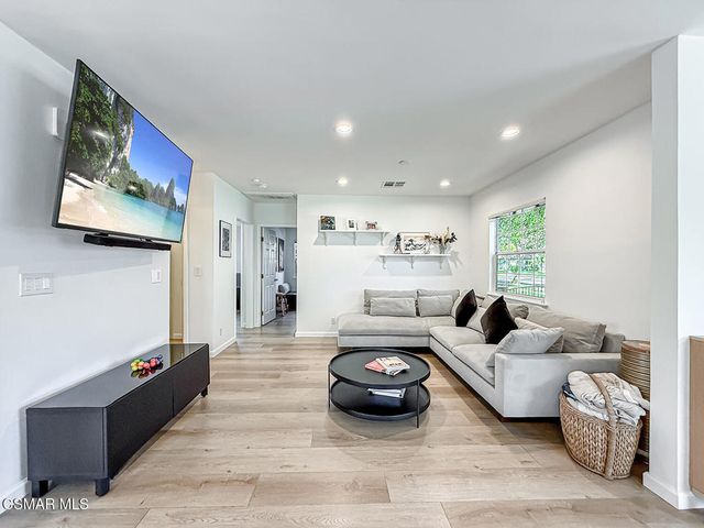 2035 N Evergreen Street, Burbank, CA 91505