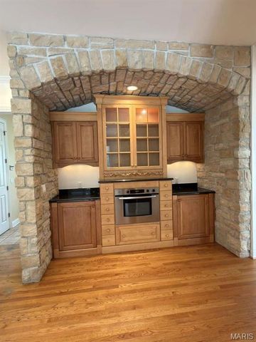 2457 Town and Country Lane, Town And Country, MO 63131