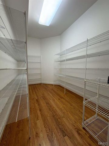 2457 Town and Country Lane, Town And Country, MO 63131