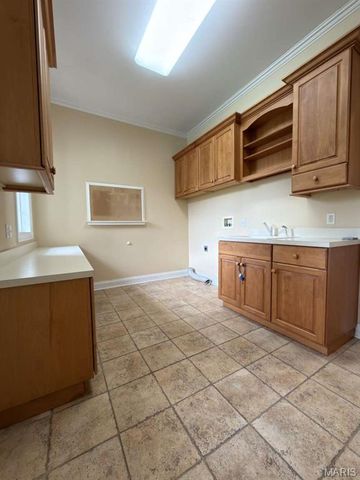 2457 Town and Country Lane, Town And Country, MO 63131