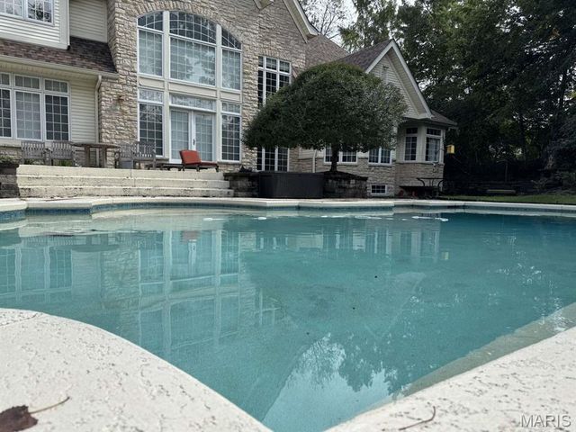 2457 Town and Country Lane, Town And Country, MO 63131