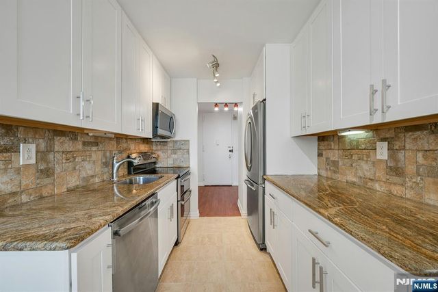 300 Winston Drive 919, Cliffside Park, NJ 07010