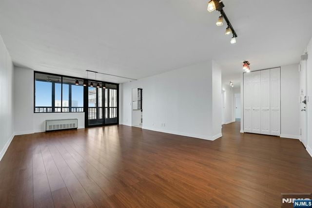 300 Winston Drive 919, Cliffside Park, NJ 07010