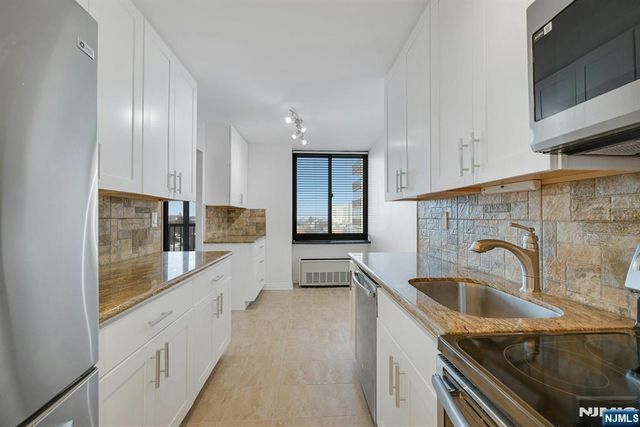 300 Winston Drive 919, Cliffside Park, NJ 07010