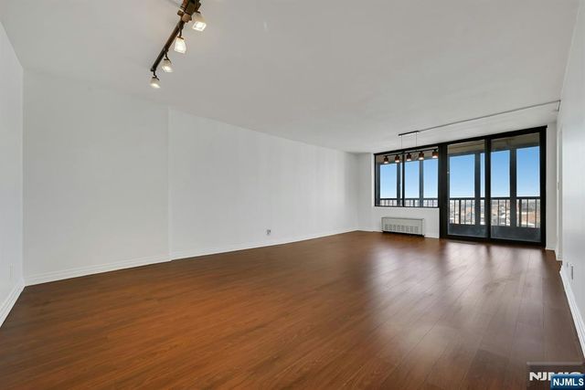 300 Winston Drive 919, Cliffside Park, NJ 07010