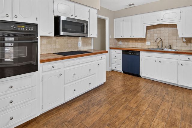 2208 Cambridge Drive, Hurst, TX 76054