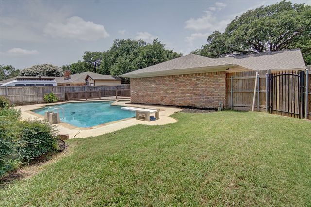 2208 Cambridge Drive, Hurst, TX 76054