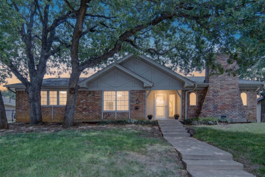 2208 Cambridge Drive, Hurst, TX 76054