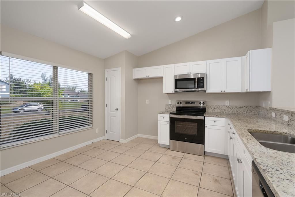 Image 4 of property listing at 1142 NW 27th PL, Cape Coral, FL 33993