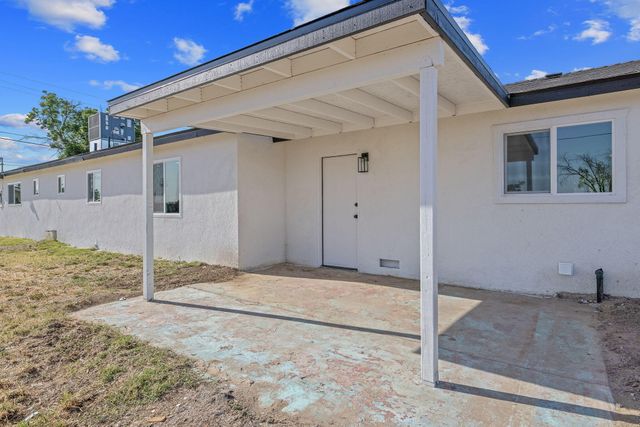 9561 Garden Drive, Hanford, CA 93230