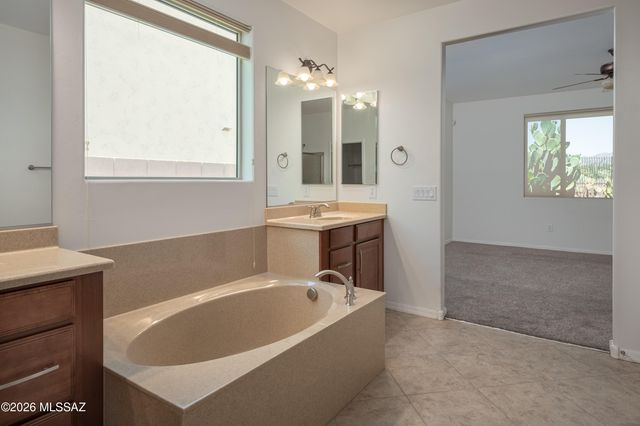 379 E Honey Bee Preserve Way, Oro Valley, AZ 85755