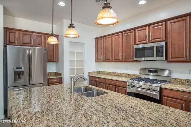 379 E Honey Bee Preserve Way, Oro Valley, AZ 85755