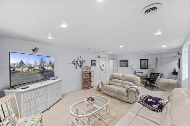 303 Pine TERRACE, Oconomowoc, WI 53066