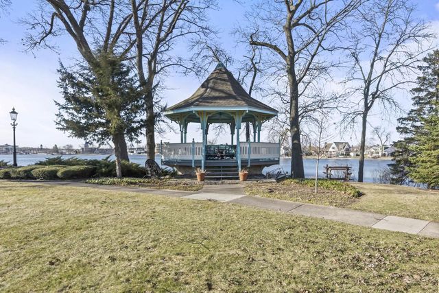 303 Pine TERRACE, Oconomowoc, WI 53066