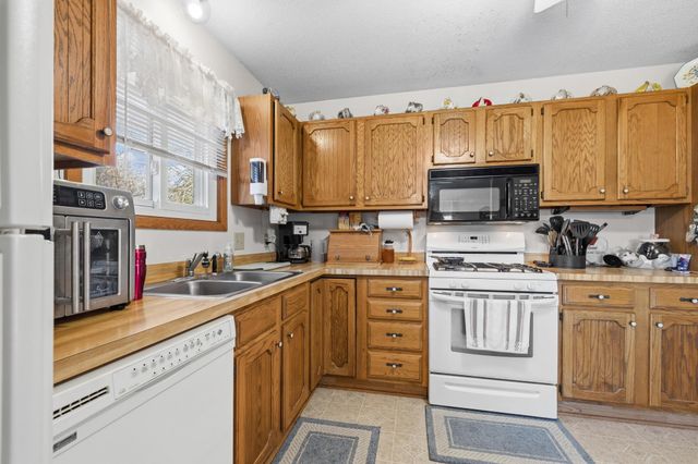 5610 Cedarwood Street NE, Prior Lake, MN 55372