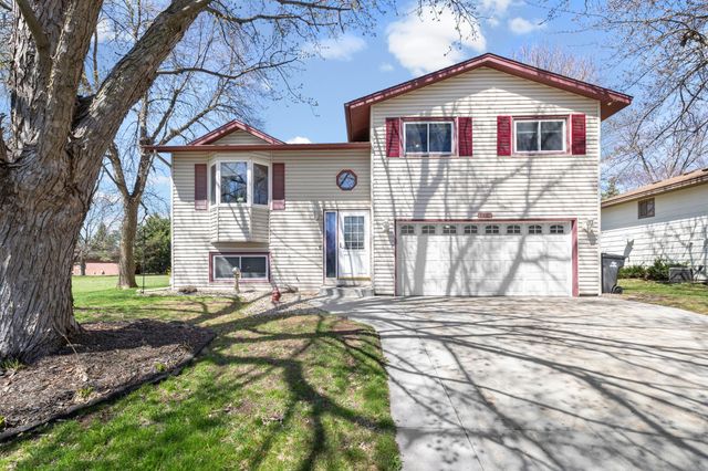 5610 Cedarwood Street NE, Prior Lake, MN 55372