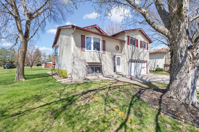 5610 Cedarwood Street NE, Prior Lake, MN 55372