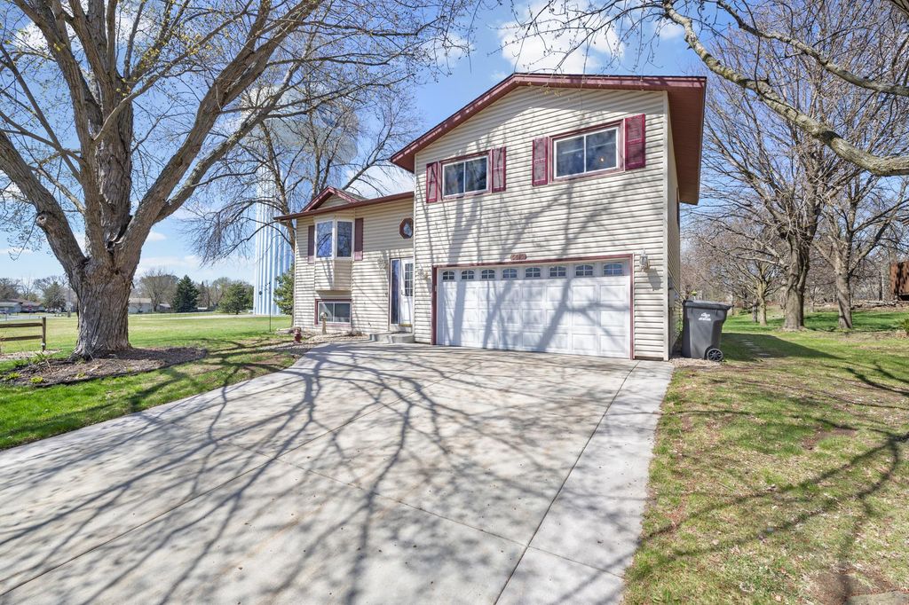 5610 Cedarwood Street NE, Prior Lake, MN 55372