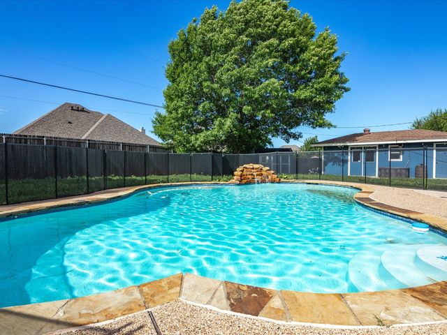 402 Brookview Drive, Decatur, TX 76234