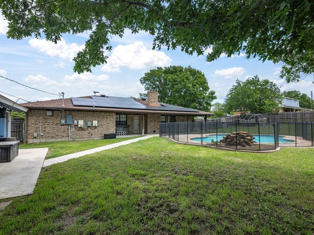 402 Brookview Drive, Decatur, TX 76234