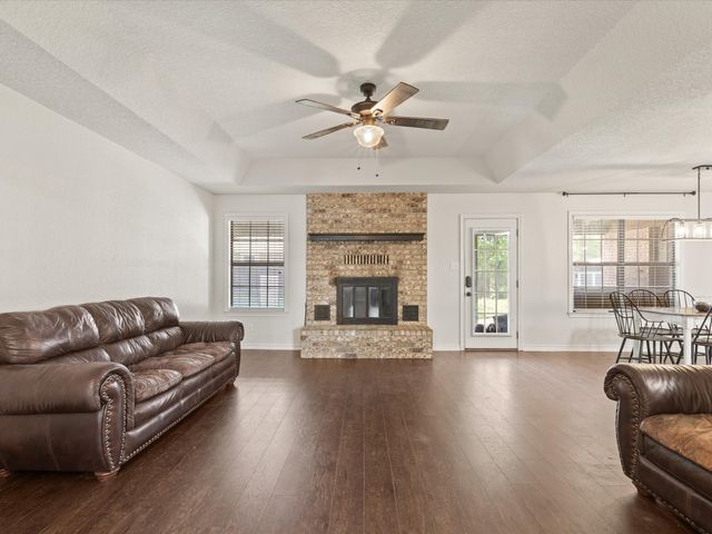 402 Brookview Drive, Decatur, TX 76234