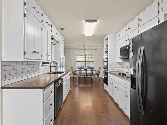 402 Brookview Drive, Decatur, TX 76234