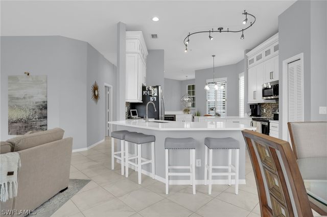 916 EGRETS RUN 201, Naples, FL 34108