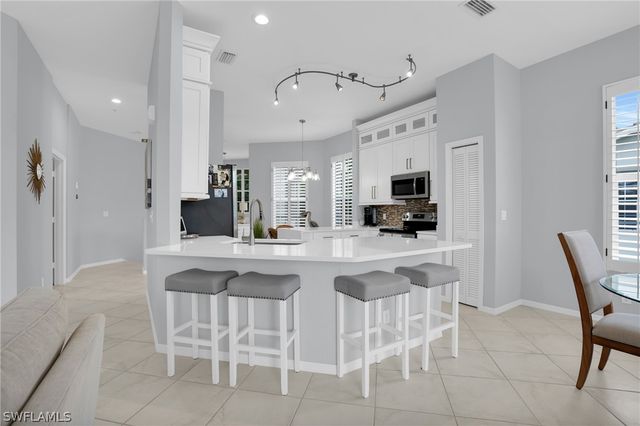 916 EGRETS RUN 201, Naples, FL 34108