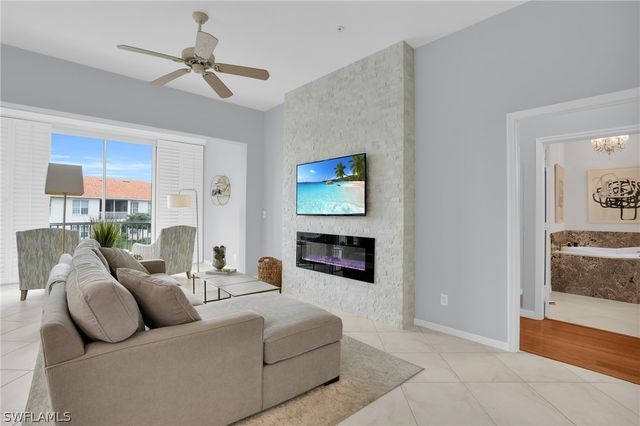 916 EGRETS RUN 201, Naples, FL 34108