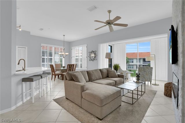 916 EGRETS RUN 201, Naples, FL 34108