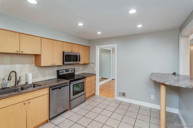 6598 Maple Lakes Drive, West Bloomfield, MI 48322