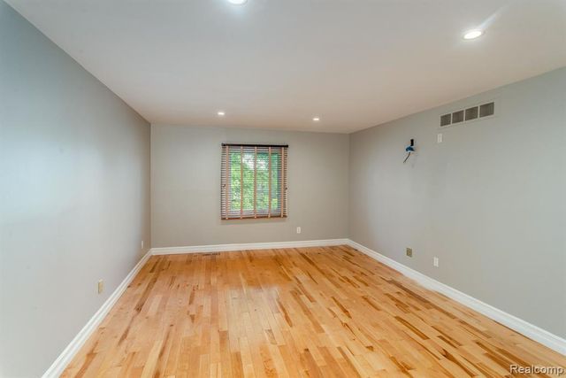 6598 Maple Lakes Drive, West Bloomfield, MI 48322