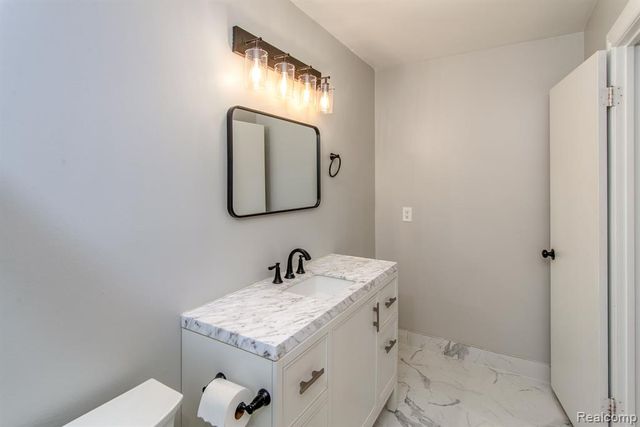 6598 Maple Lakes Drive, West Bloomfield, MI 48322