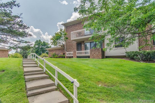 6598 Maple Lakes Drive, West Bloomfield, MI 48322