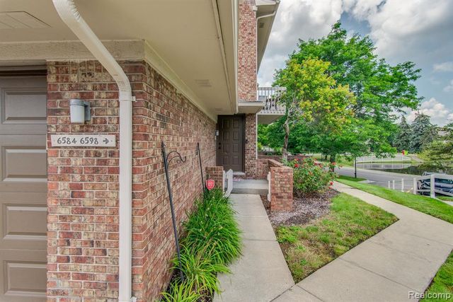 6598 Maple Lakes Drive, West Bloomfield, MI 48322