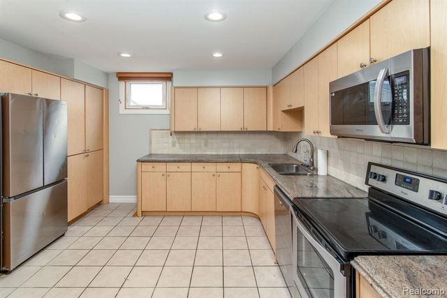 6598 Maple Lakes Drive, West Bloomfield, MI 48322