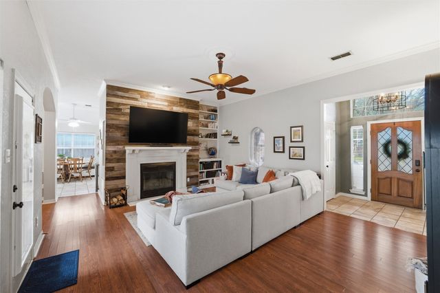 111 Driftwood Lane, Waxahachie, TX 75165