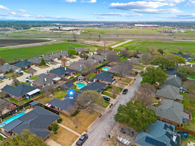 111 Driftwood Lane, Waxahachie, TX 75165