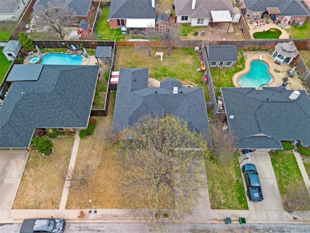 111 Driftwood Lane, Waxahachie, TX 75165