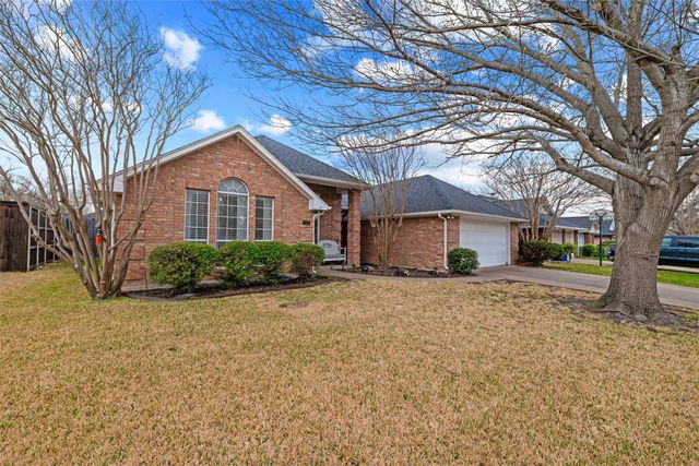 111 Driftwood Lane, Waxahachie, TX 75165