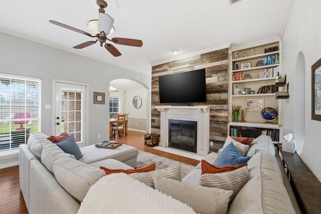 111 Driftwood Lane, Waxahachie, TX 75165