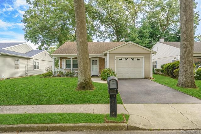 330 Brownfield Drive, Ridge, NY 11961
