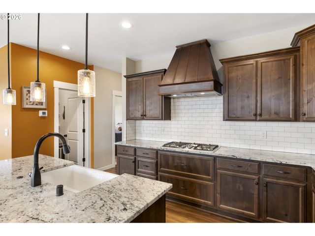 676 E WHITE OAK Ave, La Center, WA 98629