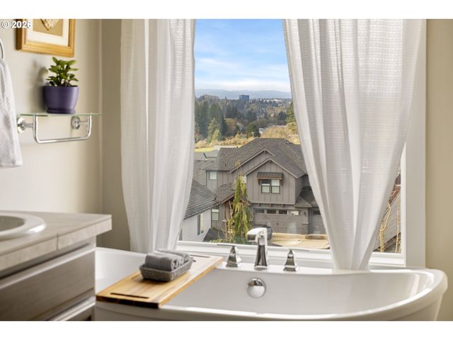 676 E WHITE OAK Ave, La Center, WA 98629