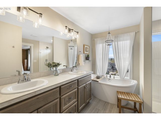 676 E WHITE OAK Ave, La Center, WA 98629