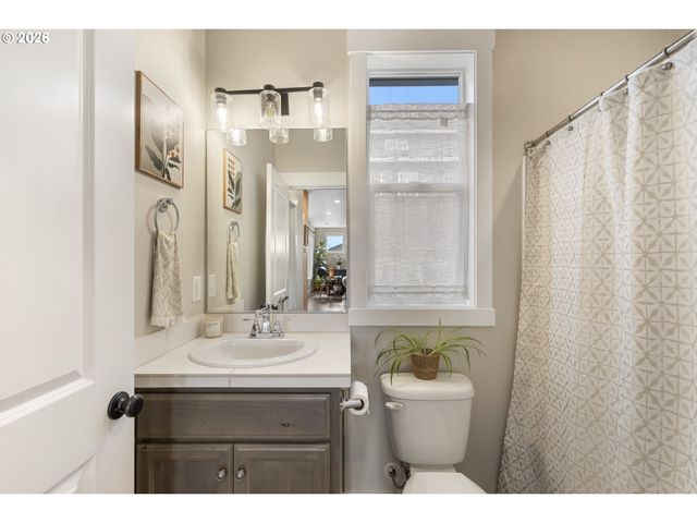 676 E WHITE OAK Ave, La Center, WA 98629