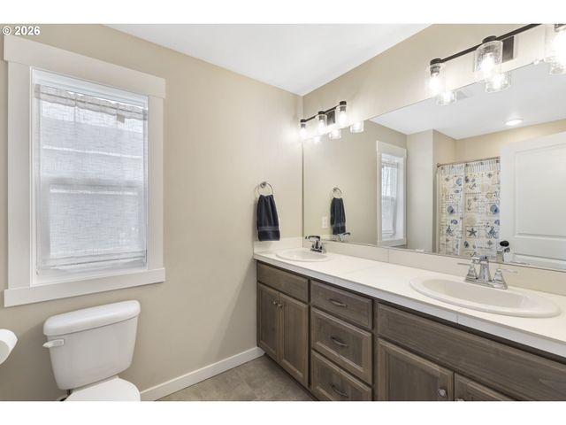 676 E WHITE OAK Ave, La Center, WA 98629