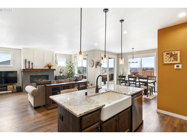 676 E WHITE OAK Ave, La Center, WA 98629